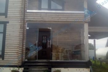 Цельностеклянное ограждение на балконе