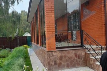 Слайд система с маятниковой дверью в Московской области с. Троицкое