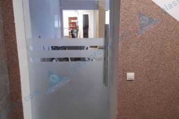 Современные цельностеклянные двери и перегородка