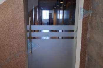 Современные цельностеклянные двери и перегородка